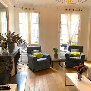 Real Parisian With 2 Bedrooms And Ac Paris